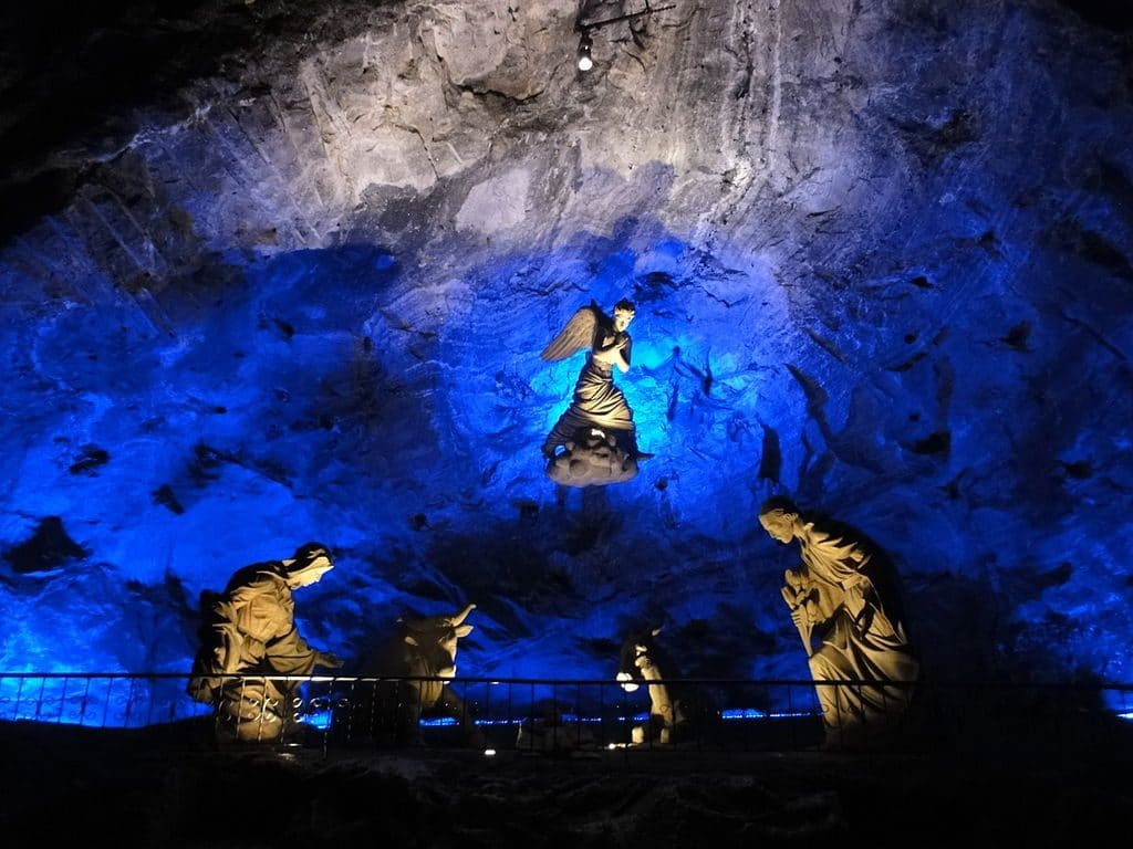 Photo with some statues in the Salt Cathedral of Bogotá.