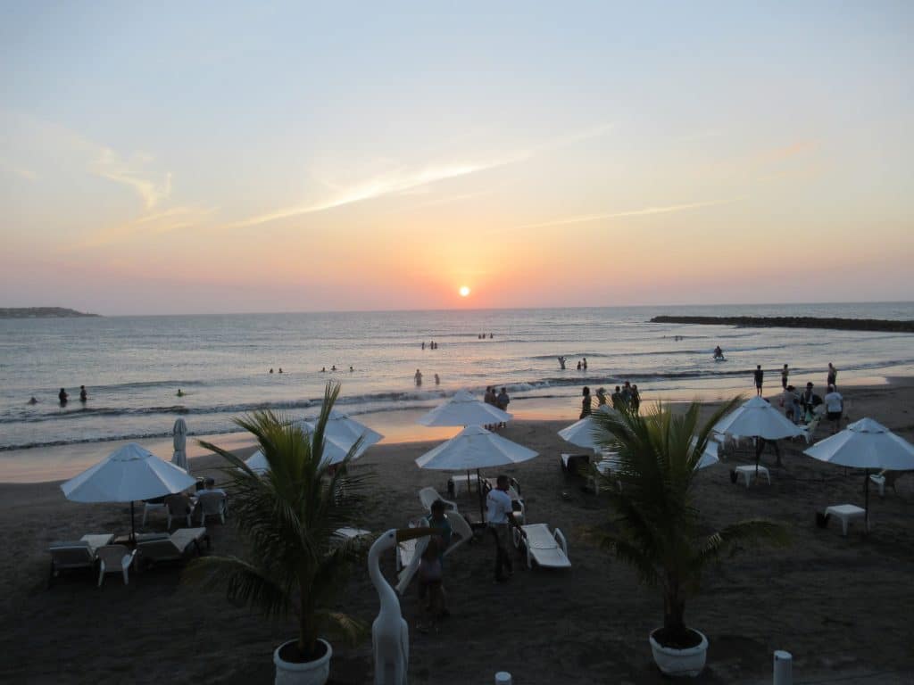 Foto del atardecer sobre Playa el Laguito Cartagena.
