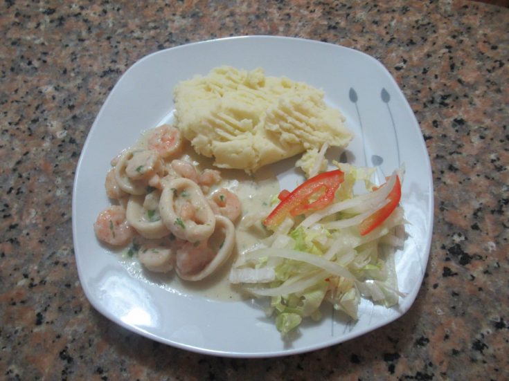 Camarones y calamares al ajillo