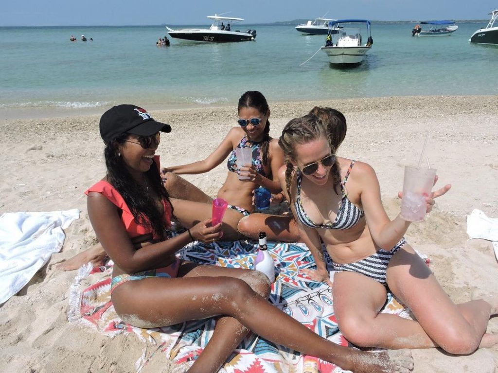 Photo of 4 girls having fun on one of the Cartagena beaches.