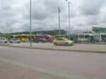 Foto de un taxi y buses en Cartagena