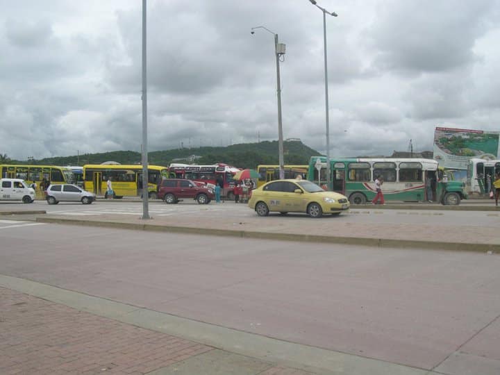 Foto de un taxi y buses en Cartagena en la calle.
