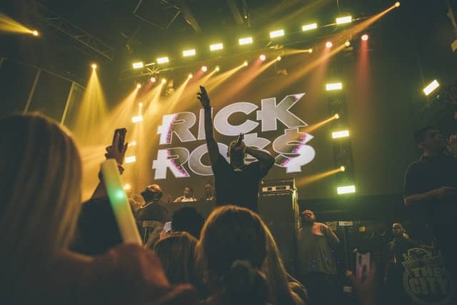 Photo of Rick Ross, who got veneers in Colombia, in concert.