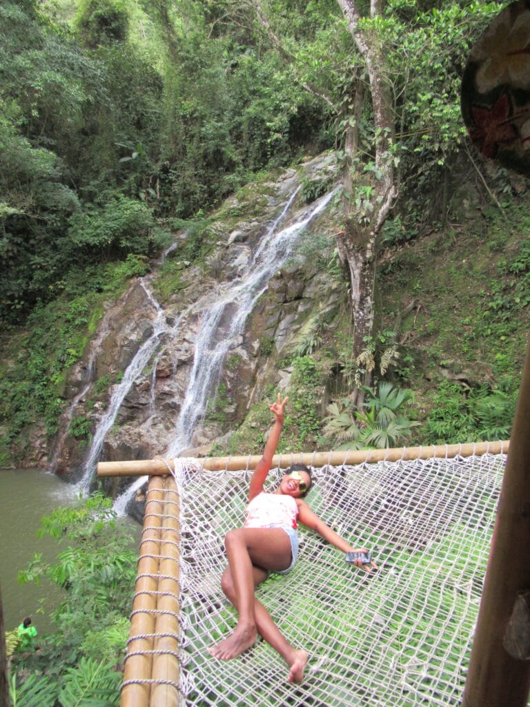 Foto de una mujer en una hamaca grande en Minca Colombia.