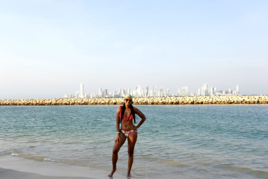 Foto de una mujer en una Cartagena playa bonita.