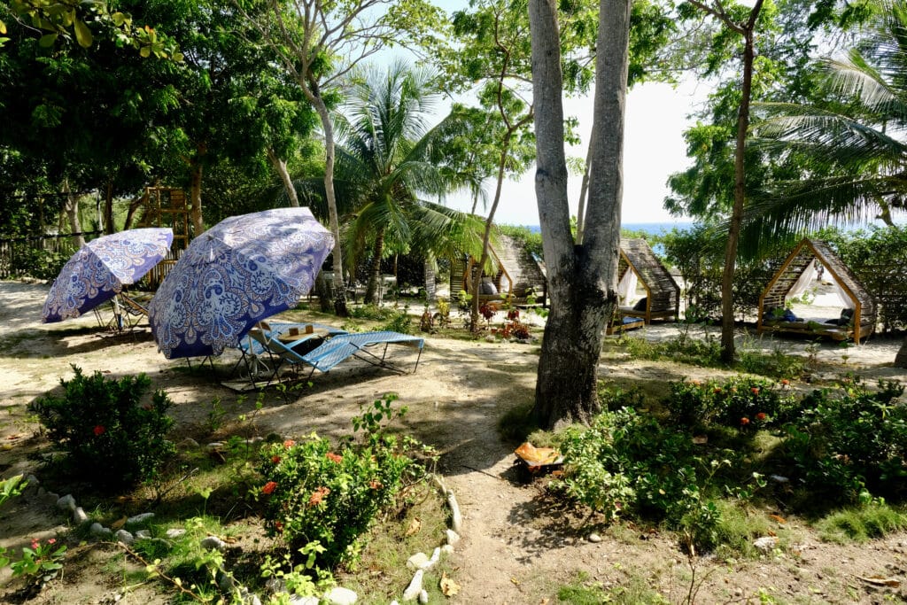 Foto de unas sillas playeras en la playa Bocachica Cartagena.