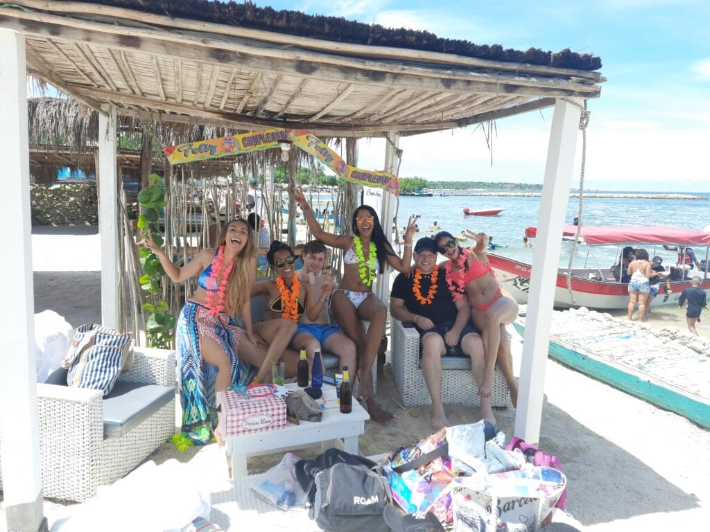 Foto de un grupo de personas en sillas en una de las playas de Cartagena de Indias.