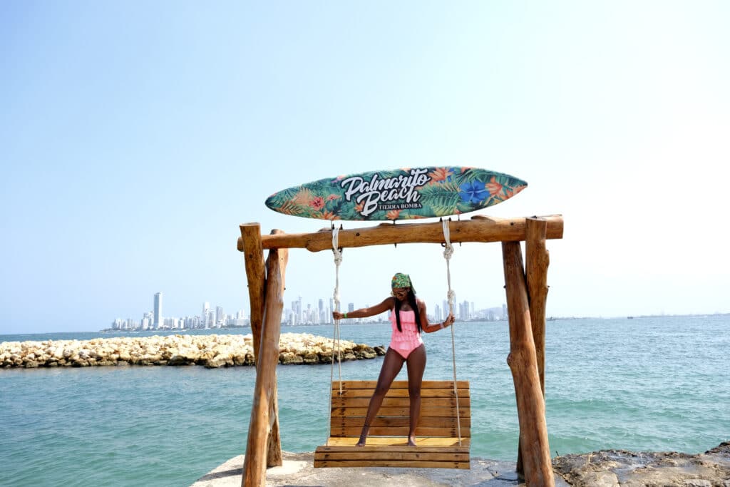 Foto de una mujer en un columpio en una de las mejores playas cerca a Cartagena.