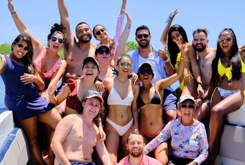 Foto de un grupo grande en bote en las Islas del Rosario en Cartagena