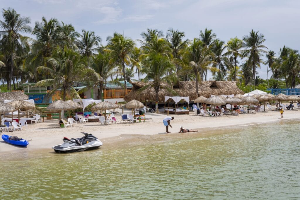Foto de personas en una playa en las islas de Cartagena.