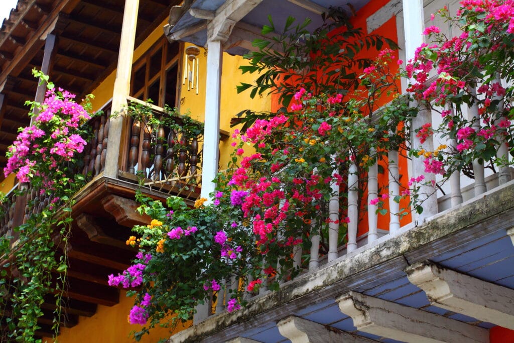 Foto de un balcón cubierto con flores como un hotel boutique Cartagena Ciudad Amurallada.