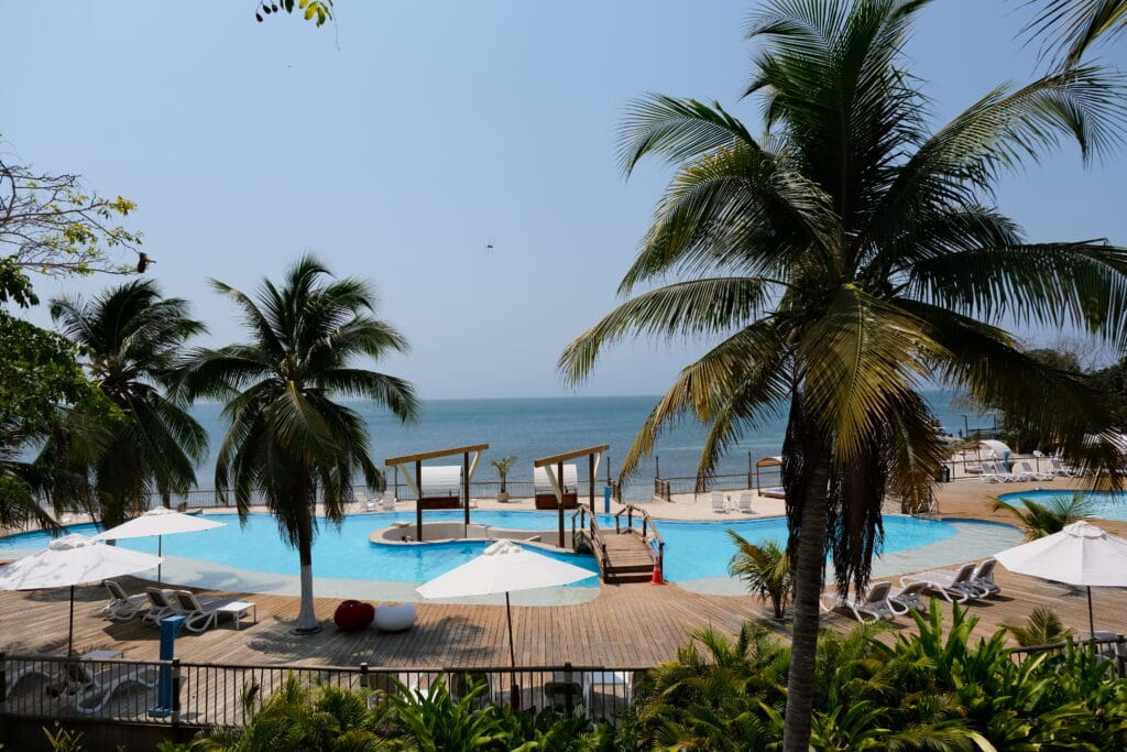 Foto de una piscina enfrente de la Cartagena playa Isla del Encanto.