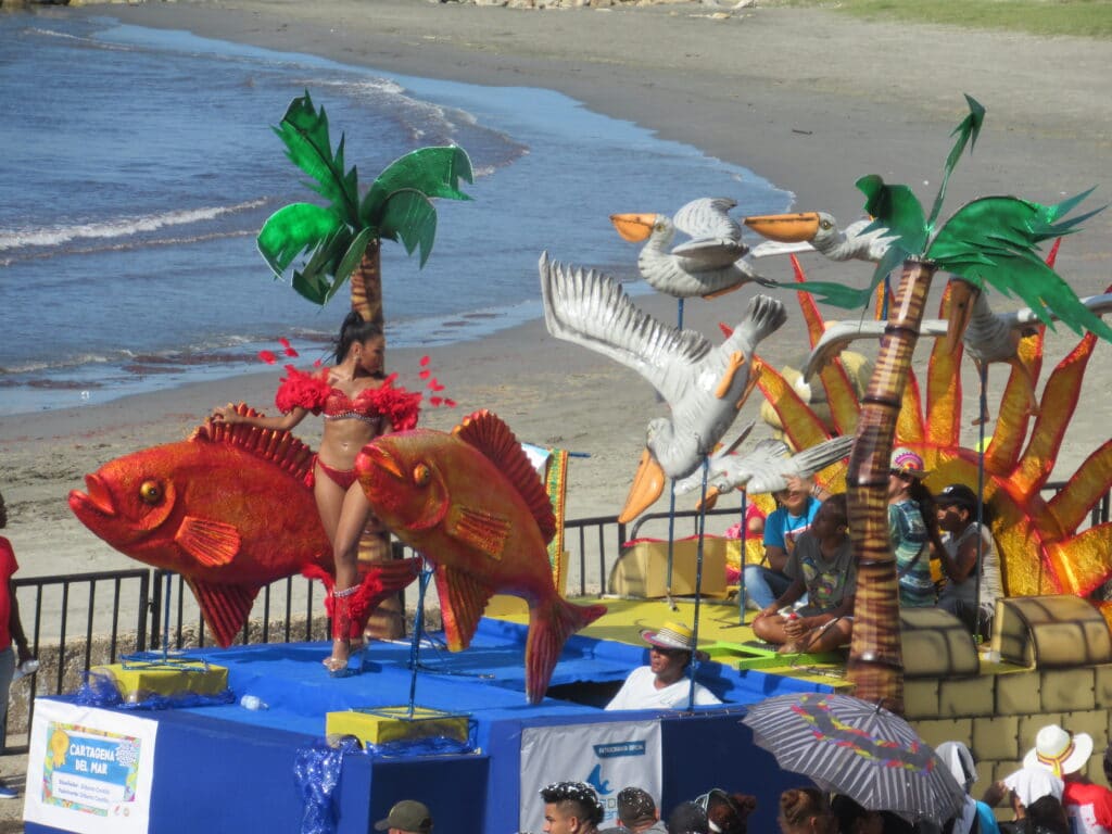 Photo of a beauty queen on a float during the Cartagena Independence Day parade.