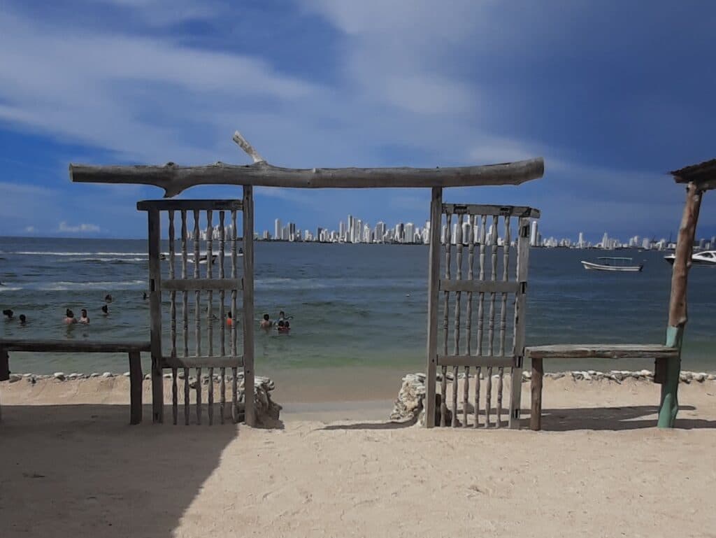 Foto de un puerta de madera en una de las mejores playas de Cartagena.
