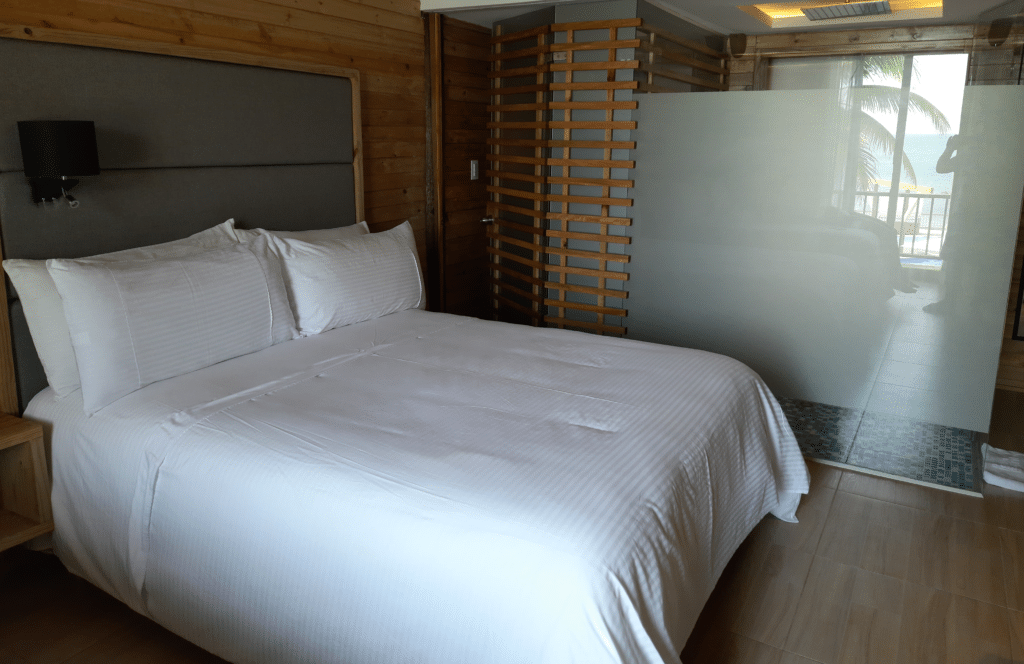 Foto de una cama en una habitación del hotel en la isla del encanto.