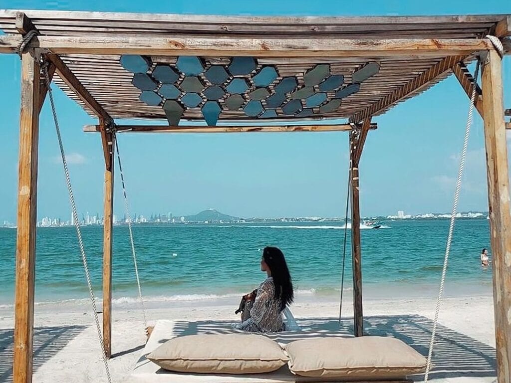 Foto de una mujer en una de las playas blancas de Cartagena.