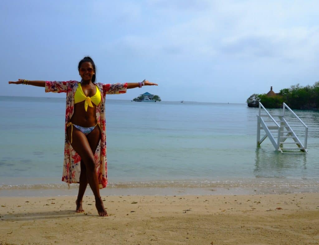 Foto de una mujer en la playa de Cartagena.