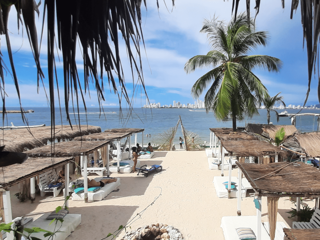Foto de personas en un club de playa Cartagena.