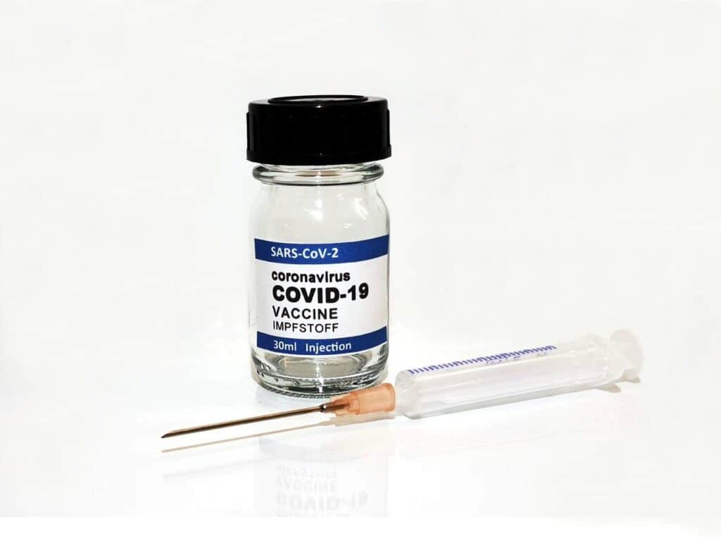 Photo of a vial of vaccine and syringe, something that will help end Cartagena covid test.