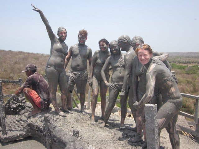 Photo of people on a mud volcano tour Cartagena at the Volcán del Totumo.