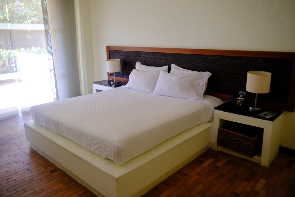 Foto de la cama en una habitation del hotel estelar grand playa manzanillo.