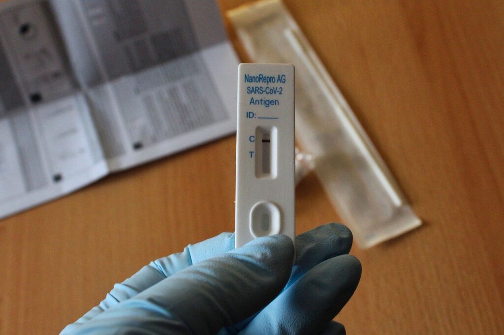 Photo of a nurse with a Covid test in Cartagena.