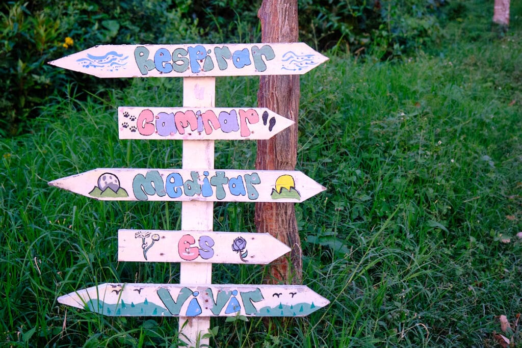 Photo of a sign that says respirar caminar meditar es vivir.