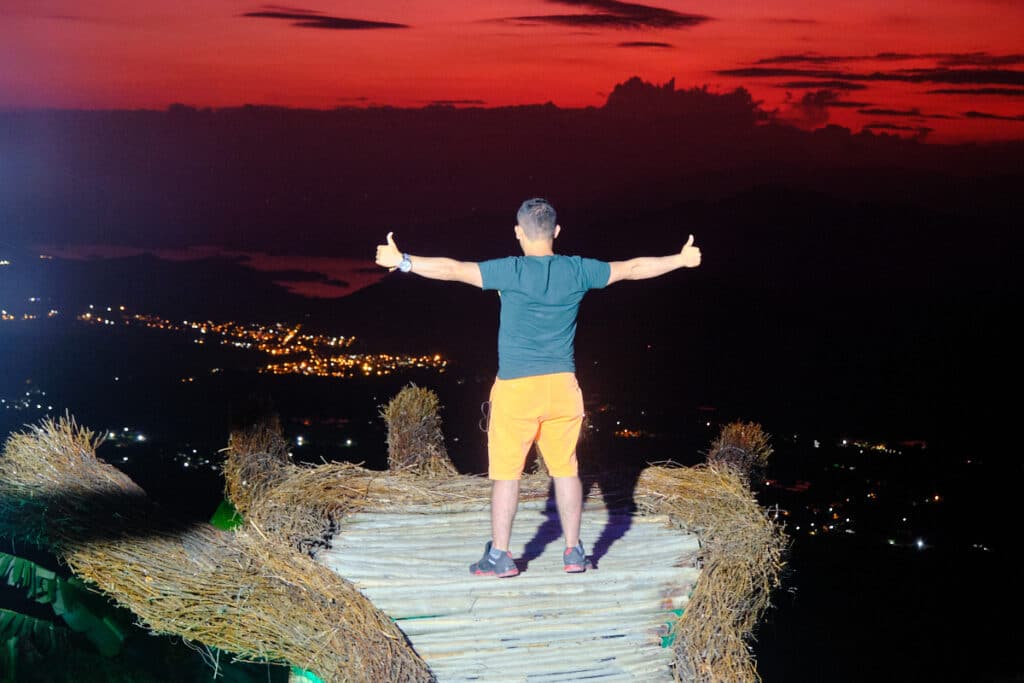 Photo of a man standing on the mirador del gigante with his thumbs up.