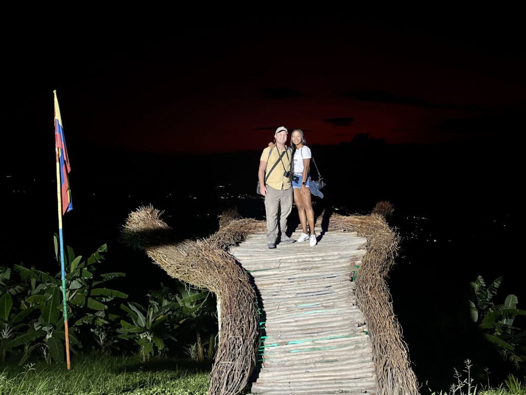 Photo of a couple on the Mano del Gigante lookout point.