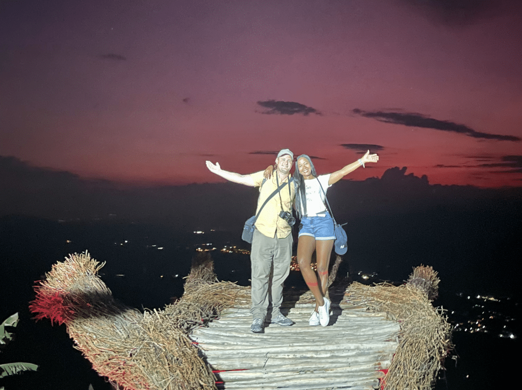 Photo of a couple on the mano del gigante at night.