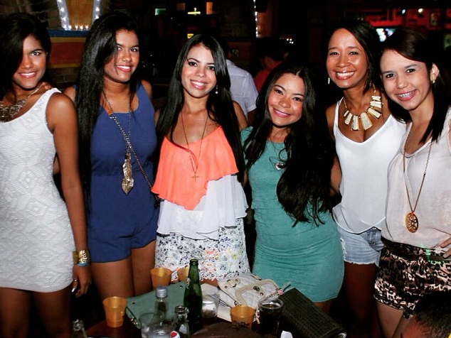 Photo of a group of Cartagena girls enjoying one of the best Cartagena clubs.