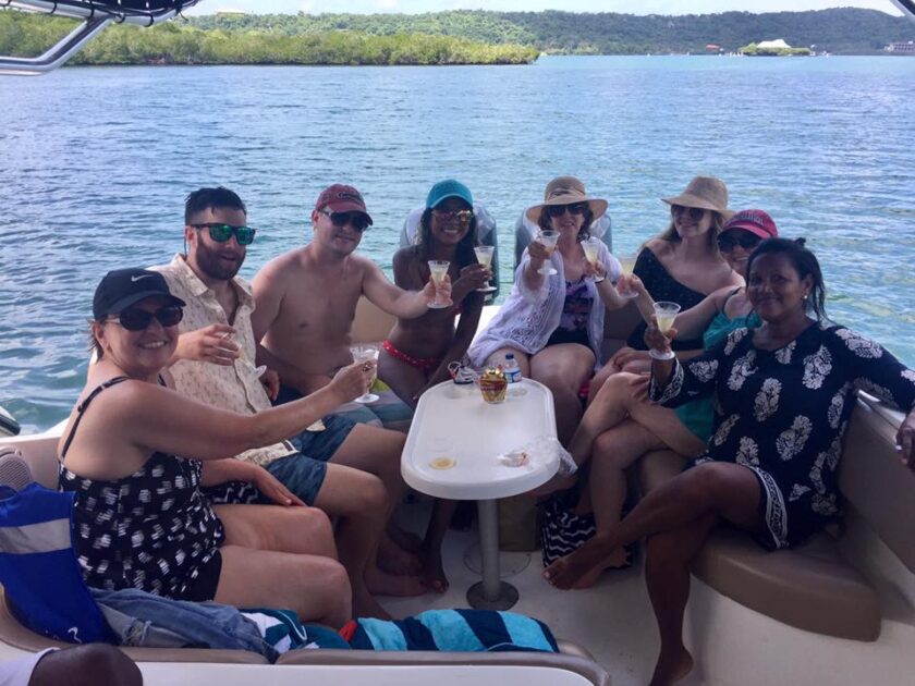 Una familia sentada alrededor de una mesa en un bote durante un tour a las Islas del Rosario en bote privado.