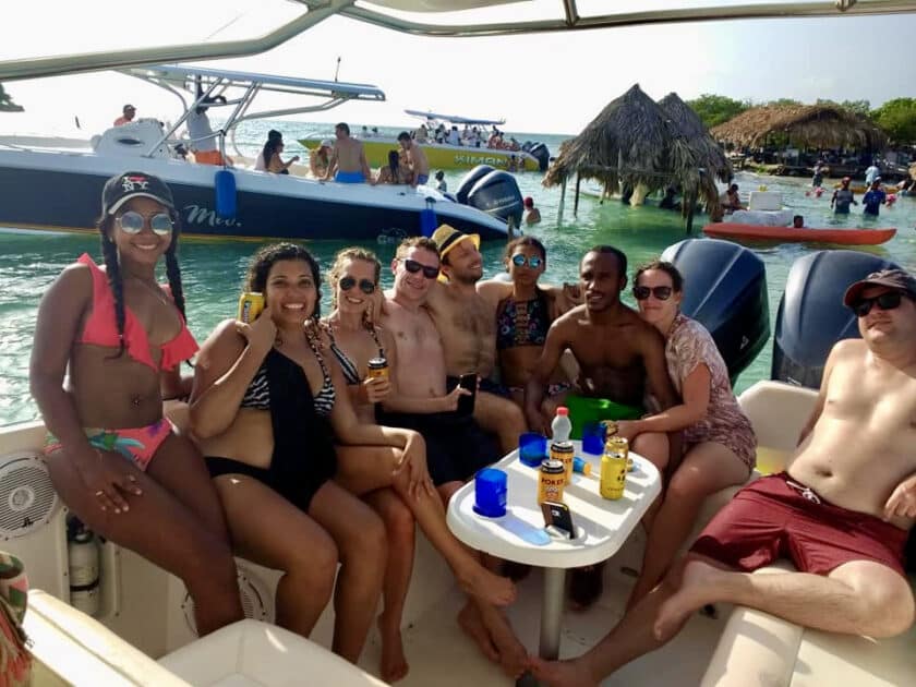 Un grupo de amigos disfrutando un tour a Cholón en las Islas del Rosario.