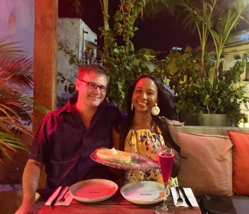Photo of a couple at a table at the Restaurant Buena Vida Marisquería in Cartagena, Colombia.