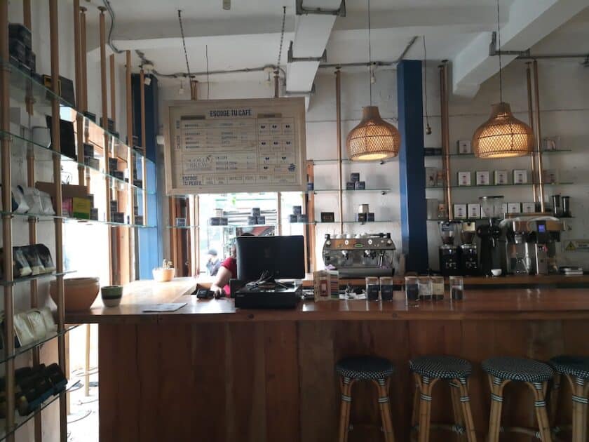 Photo of the bar at Libertario Coffee Roasters in Cartagena.