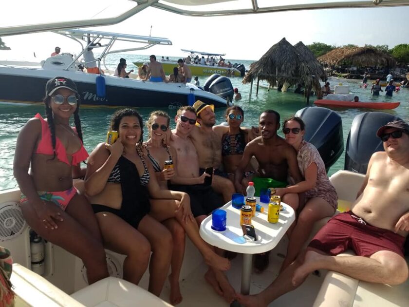 People around a table on a private Cartagena boat rental to Cholón island.